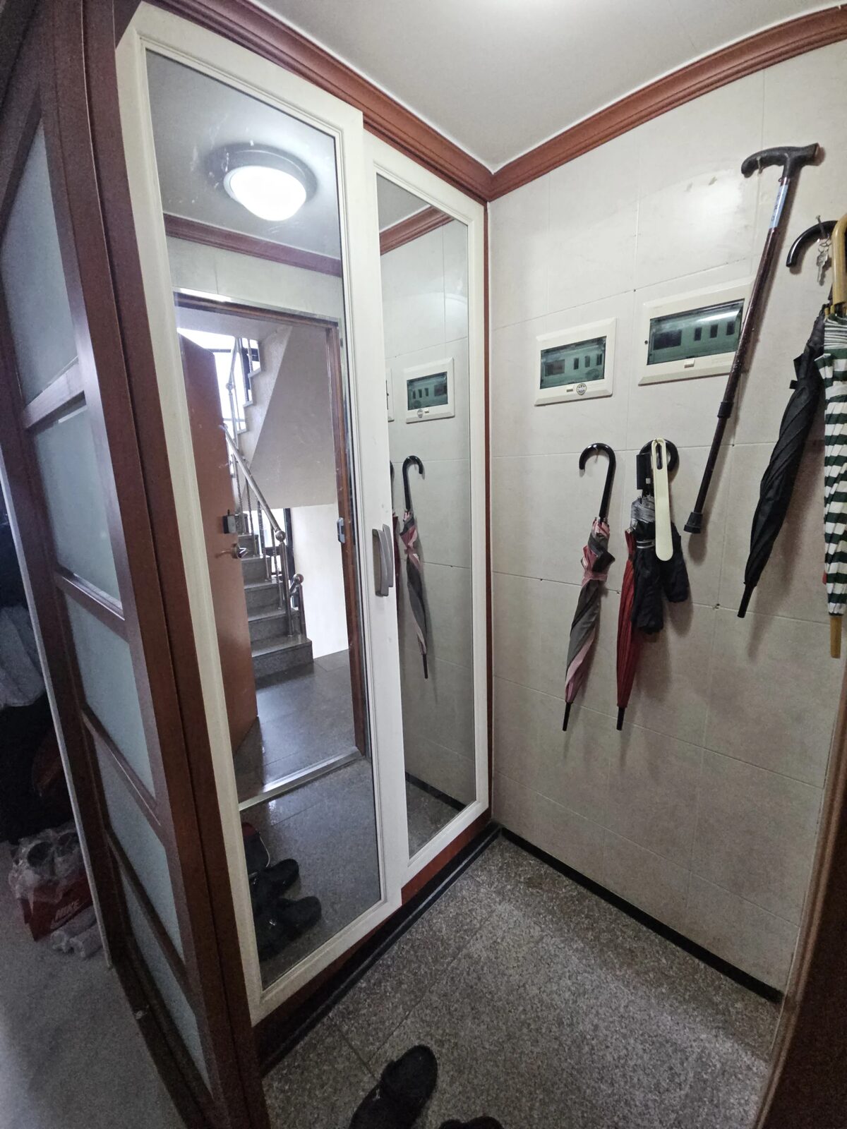 시공 전 - 안양 만안구 신발장 거울문 → 나무문 교체 집사패스트