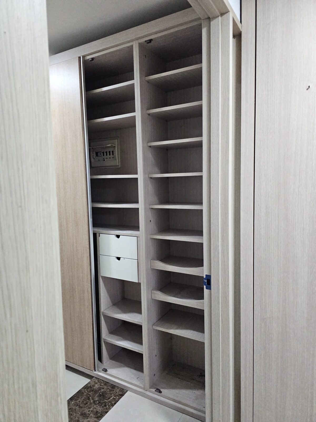 시공 전 - 수원 호매실 신발장 문짝 거울문 교체 집사패스트