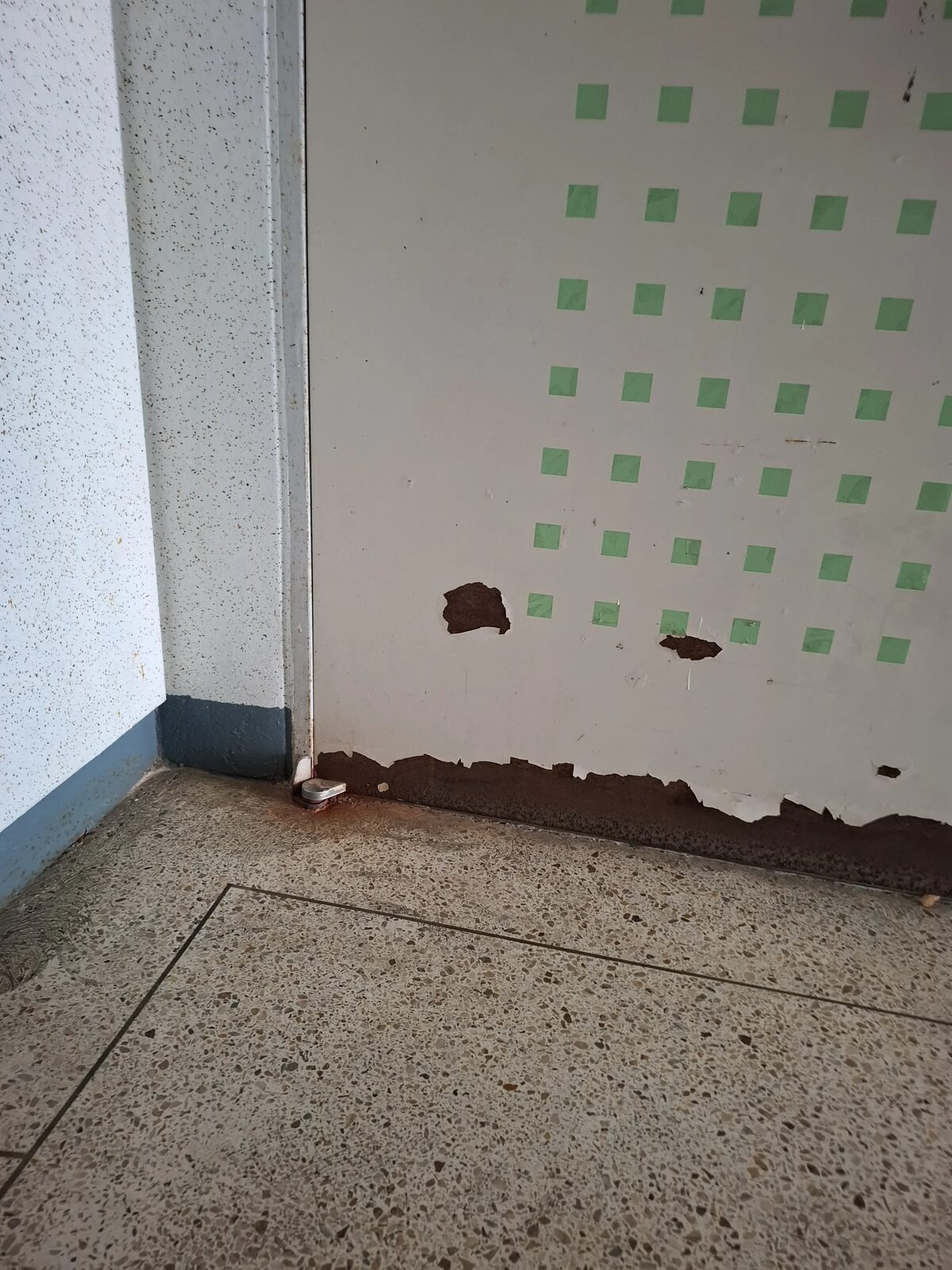 시공 전 - 안산 상록구 안 닫히는 현관문 처짐 수리 집사패스트